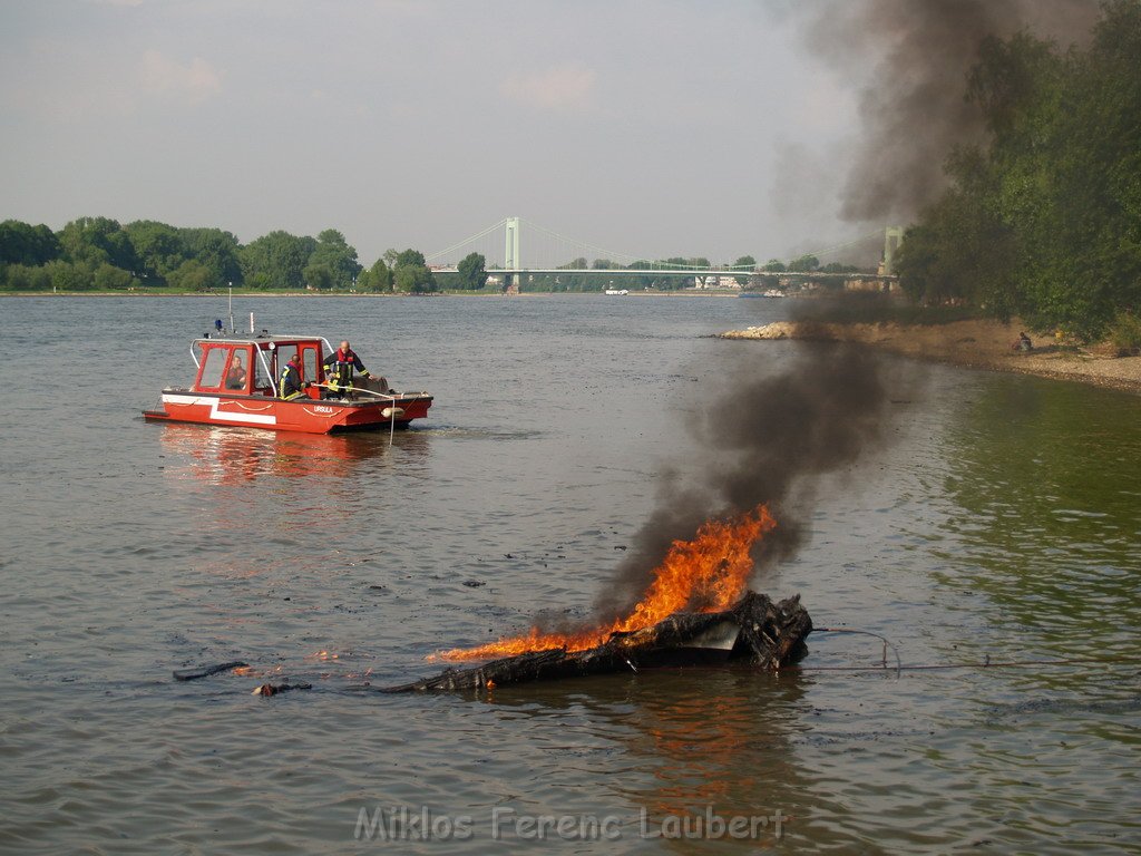 Kleine Yacht abgebrannt Koeln Hoehe Zoobruecke Rheinpark P163.JPG